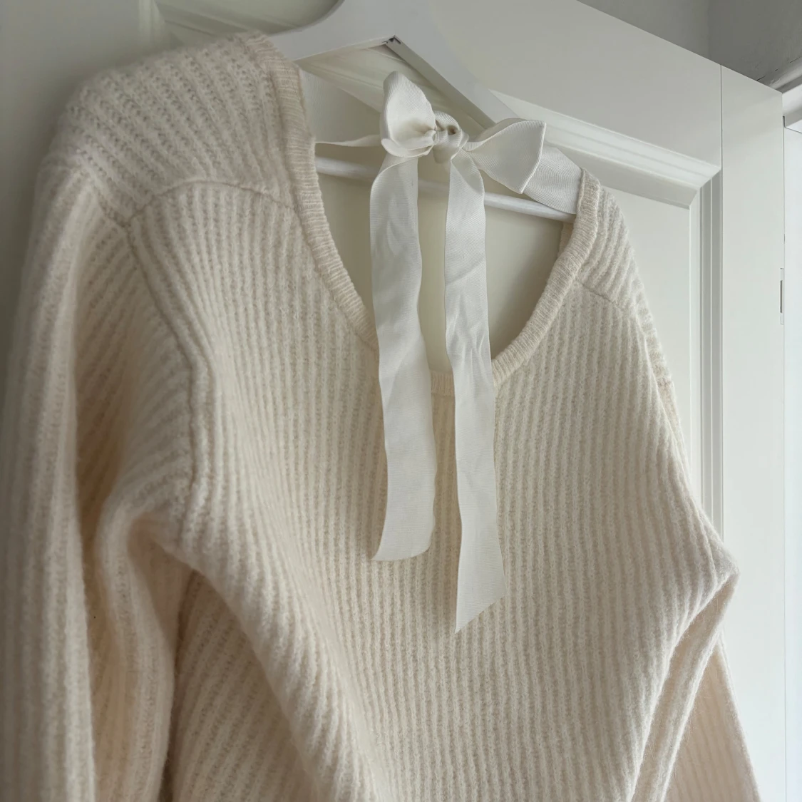 Beige stickad tröja med rosett - 2