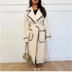 Snygg kappa  - En snygg kappa som inte kommer till användning, storlek S. Fått många komplimanger om den. Köpt för 600kr. Säljs för 250kr passa på nu. Förgen e vitt/beige