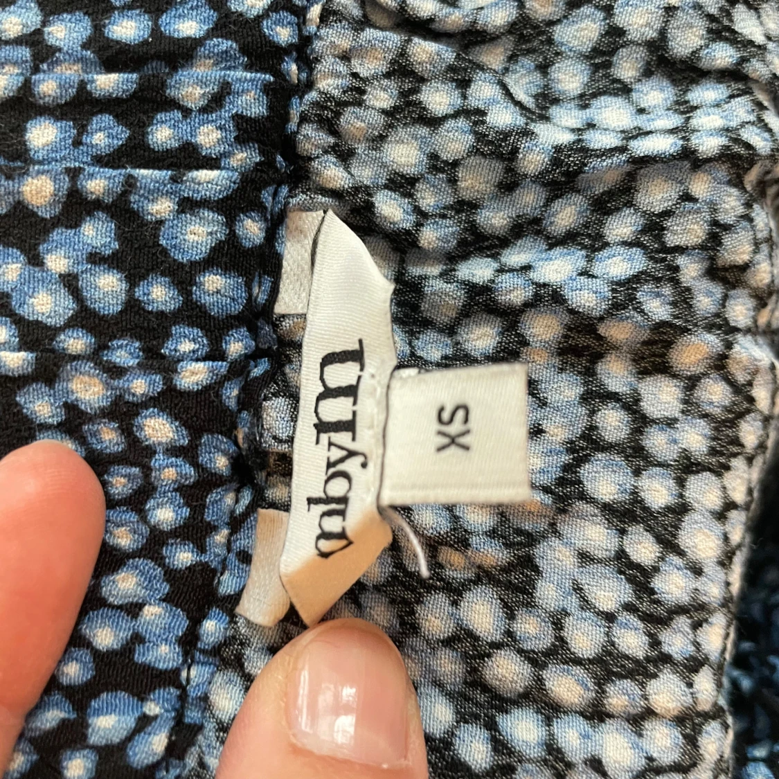 Svartblå prickig omlottkjol med volang - 4