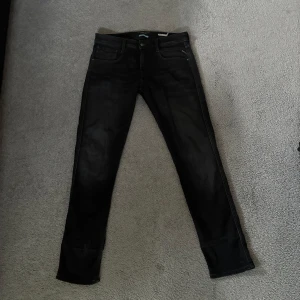 Replay jeans - Säljer ett par riktigt snygga replay anbass jeans i storleken 31/32 modellen är 180 hör av er vid fler frågor 