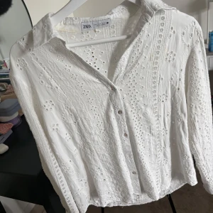 Söt blus från Zara - Säljer en super söt blus från Zara. Perfekt inför sommaren!!💕