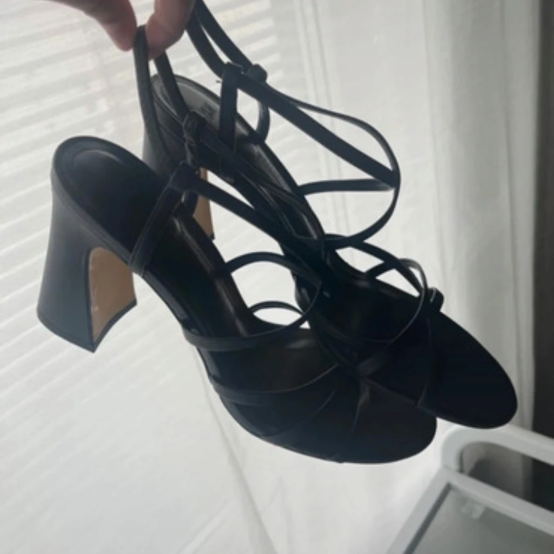 Svarta sandaler med klack och remmar - 1
