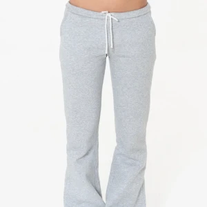 Helt nya mjukisbyxor Nitted - Snygga ljusgrå mjukisbyxor med bootcut från Nitted. Aldrig använda utan endast prövade en gång🥰Säljer för dom är för små🩷Pris kan diskuteras 🩷