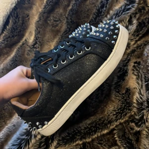 svarta sneakers - Fräsha sneakers i nyskick!