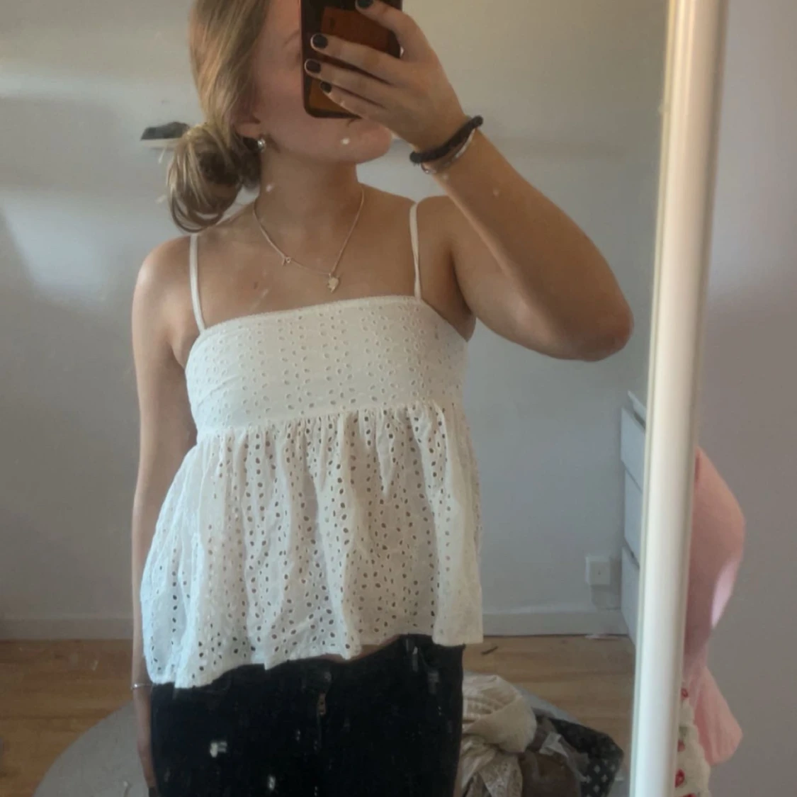 Vit broderad linnetopp