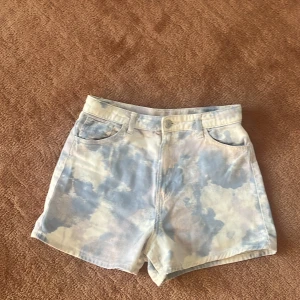 Batik shorts - Fina batik shorts från hm. De är gjorda av 100% bomull så väldigt sköna att ha på sig och bra passform. Skulle inte säga att de är stretchiga i tyget men storleken är barn 158 så skulle nog passa ungefär xxs. Säljer då de inte används! Pris kan diskuteras vid snabb affär