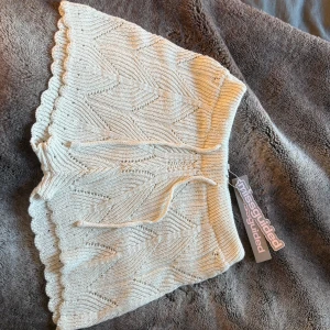 Spets shorts  - Helt nya spetsshorts? Stickade, köpta från missguided med lappen kvar! Går att vika ner för att få lågmidjade! 