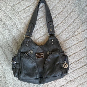 Mörkgrå axelväska💕 - Säljer denna coola mörkgrå axelväska med många fack! Väskan är endast använd ett fåtal gånger💕