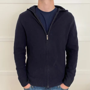 Mörkblå stickad hoodie - Mörkblå Lawrence Grey stickad hoodie med hel dragkedja. Nypris: 1100kr.