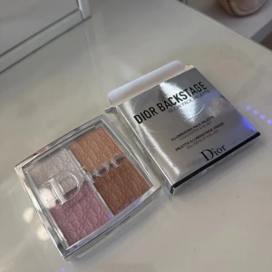 Dior Backstage Glow Face Palette - Dior Backstage Glow Face Palette med fyra nyanser. Färgen är 001 Universal. Fick som en present, säljer då den tyvär inte passade min hudton. Helt oanvänd.
