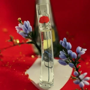 Flower by Kenzo Eau de Parfum 50ml - Flower by Kenzo Eau de Parfum i 50ml flaska. En tidlös och ikonisk doft från Kenzo.  Toppnoter: Rosépeppar essence, Svartvinbär Hjärtnoter: Bulgarisk ros, Viol Basnoter: Vit mysk, Vanilj