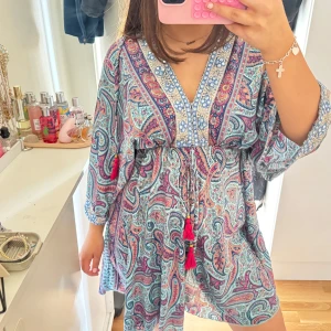 färgglad klänning  - super vacker klänning med olika färger!!! köpt utomlands!! storlek 38!!