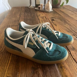 Puma skor - Skitsnygga puma sneakers i modellen Palermo. Använda några gånger men i mycket bra skick! Båda skosnörena ingår, tveka ej att skriva vid frågor eller liknande🥰