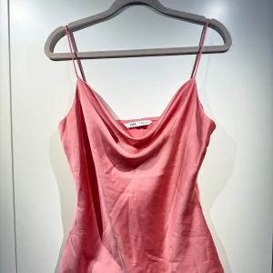 Rosa satin klänning från Zara - Fin rosa topp från Zara i satin med tunna axelband och draperad urringning. 