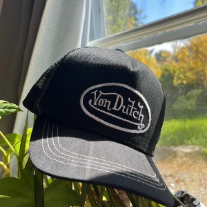 Svart Von Dutch trucker keps med vit brodyr✨ - Snygg svart trucker keps från Von Dutch med vit broderad logga framtill💕 Kepsen har nät på sidorna och justerbar rem bak för perfekt passform. Knappt använd✨ 