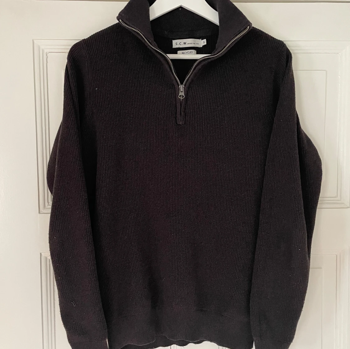 Mörkbrun stickad tröja med dragkedja från S.C.W.