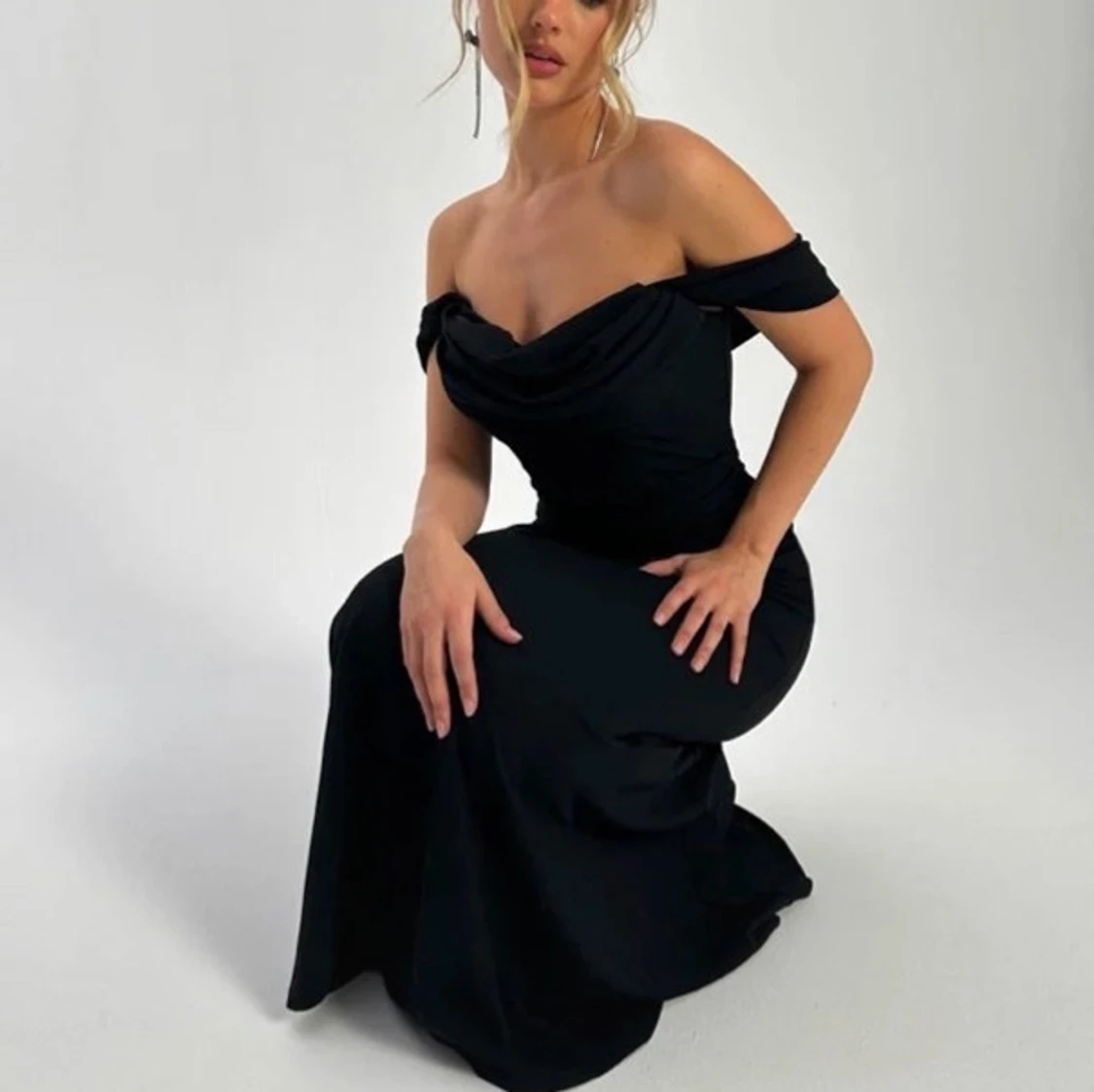 Svart offshoulder långklänning