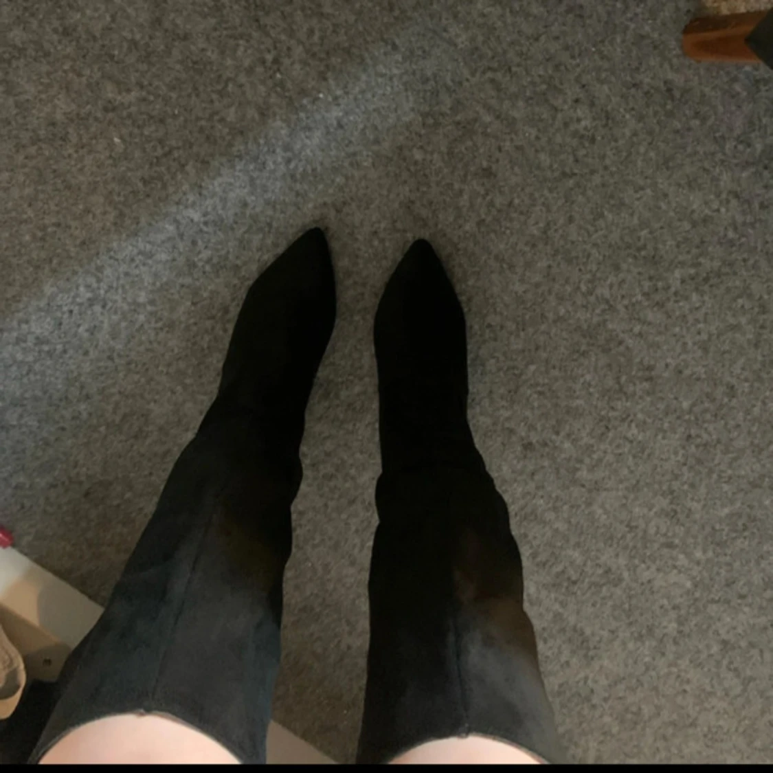 Svarta höga stövlar med klack