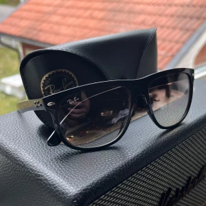 Ray-Ban Boyfriend - Snygga svarta solglasögon från Ray-Ban med klass. Glasen är mörka och bågarna är i svart plast med silvriga detaljer vid gångjärnen. Kommer med originalfodral och putsduk och glasögonen är i mycket bra skick🤙