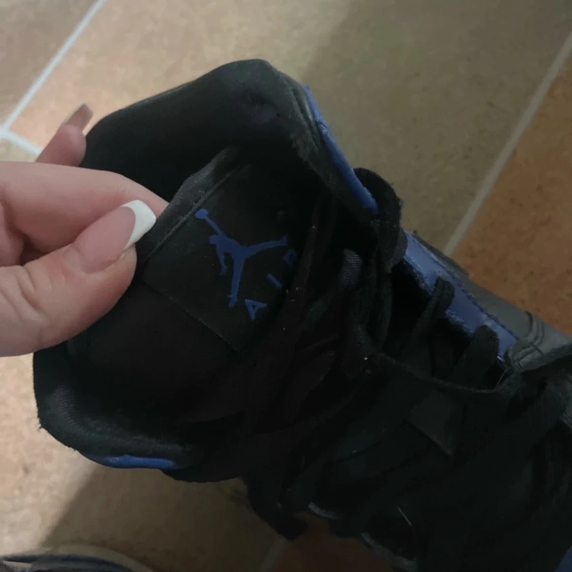 Nike Air Jordan 1 Retro High OG blå och svarta sneakers - 2