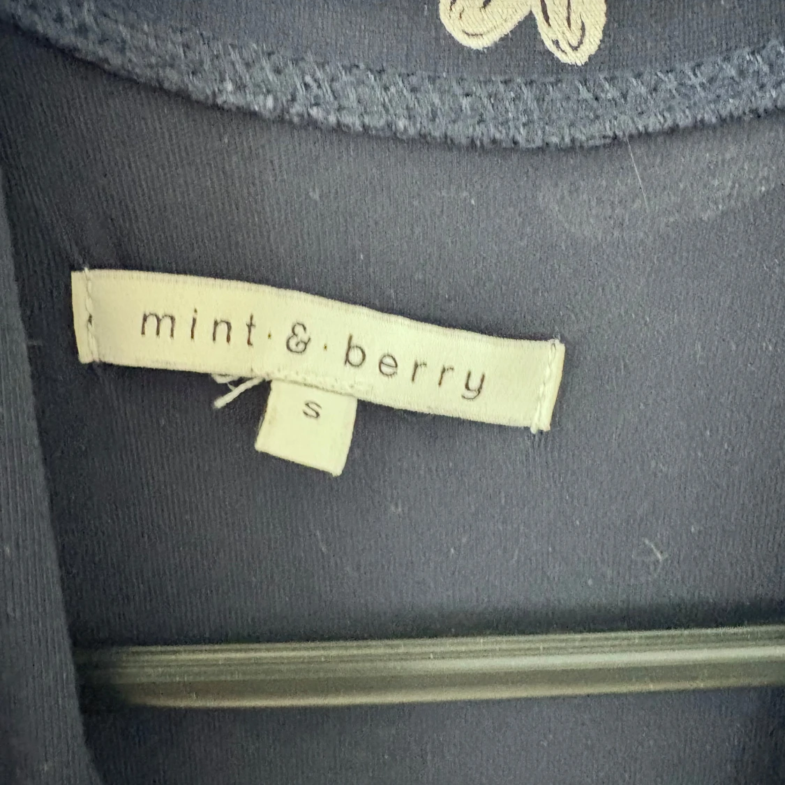 Mörkblå klänning med hjärtmönster från mint & berry - 2