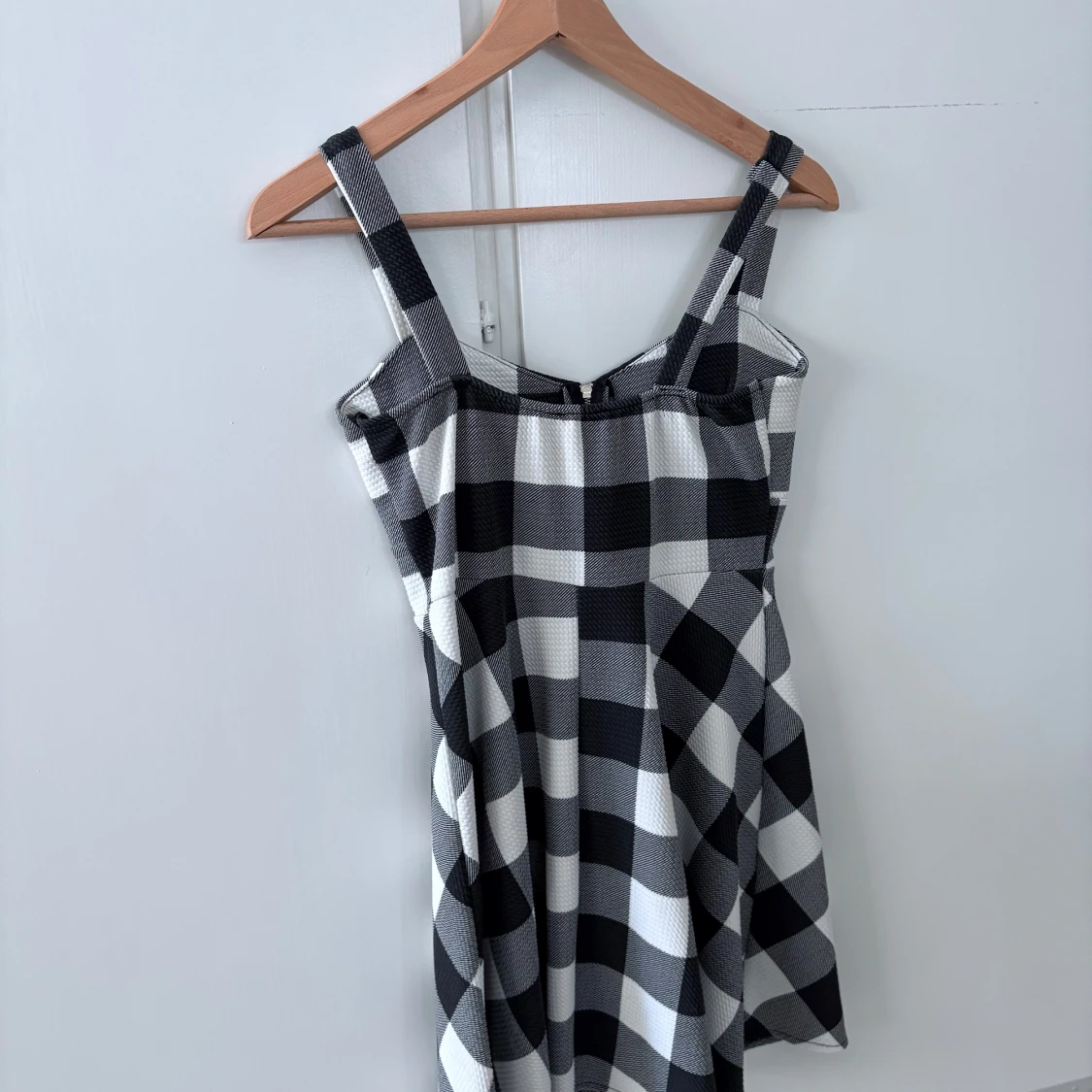Svartvit rutig klänning med dragkedja - 1