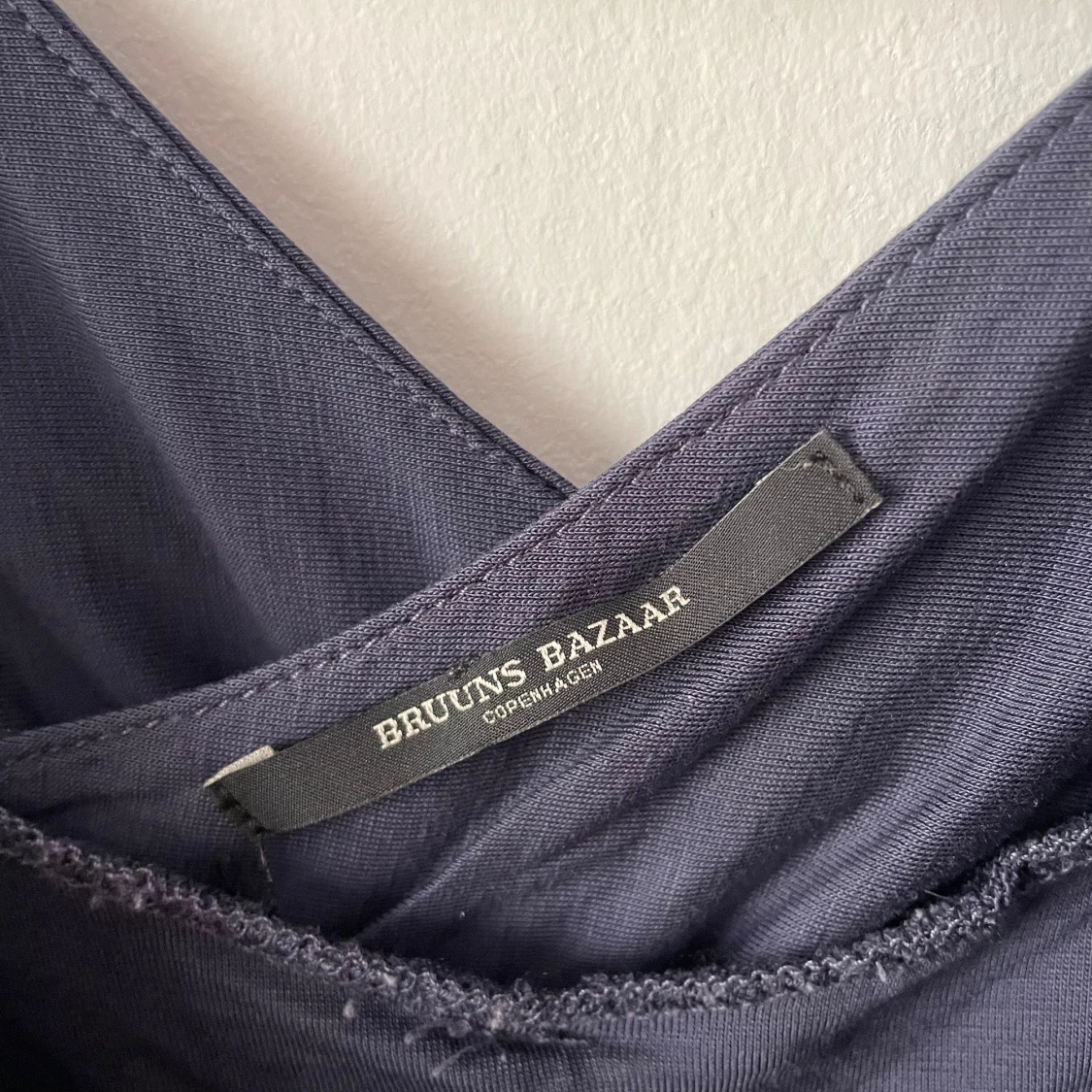 Mörkblå ärmlös topp från Bruuns Bazaar - 2