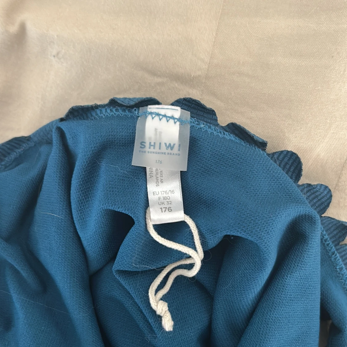 Blå baddräkt med volangkant och leoparddetalj - 4