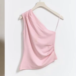 One shoulder topp - Säljer denna superfina draperade toppen som är one shoulder! Köpt från ginatricot förra sommaren och slutsåld. Hör av dig vid övriga frågor och priset kan diskuteras! 💕