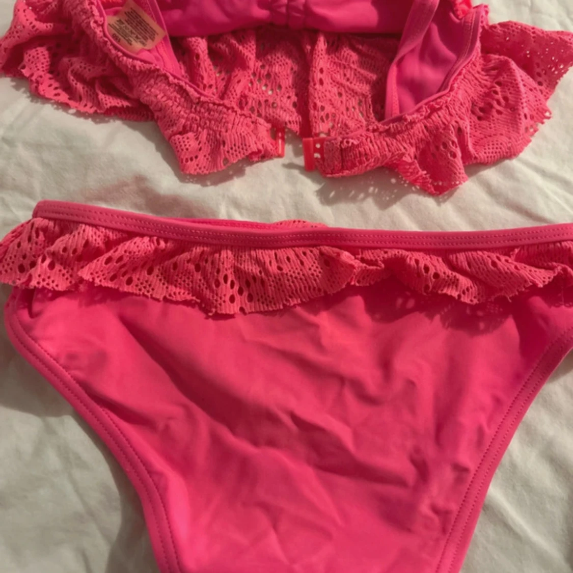 Rosa bikini med volangdetaljer - 3