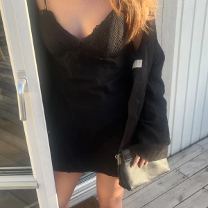 Svart klänning - Säljer den här fina klänningen ifrån zara!❤️