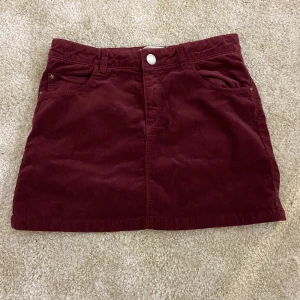 Vinröd manchesterkjol från Zara  - Super söt vinröd manchesterkjol från Zara med klassisk femficksdesign och silverfärgade små stjärnor vid fickorna. Kjolen stängs med knapp och dragkedja framtill och är väldigt söt att ha på hösten. Jag säljer den nu på grund av att den inte passar mig längre 🧣🍒✨