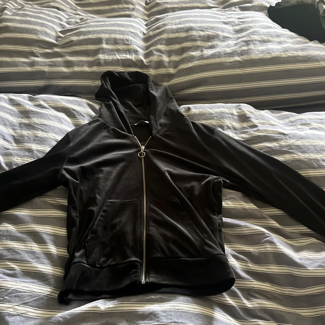 Svart hoodie med dragkedja från Lager 157