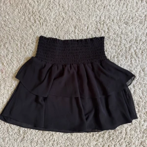 Svart volangkjol från Chelsea - Supersöt svart kortkjol från Chelsea💗 superfint skick!  Pris går att diskutera⭐️ XS-S