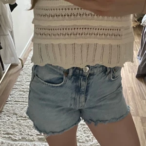 Ljusblåa slitna jeansshorts - Säljer ett par ljusblå lite slitna jeansshorts, såå fina och passar till alla tillfällen i sommar☀️