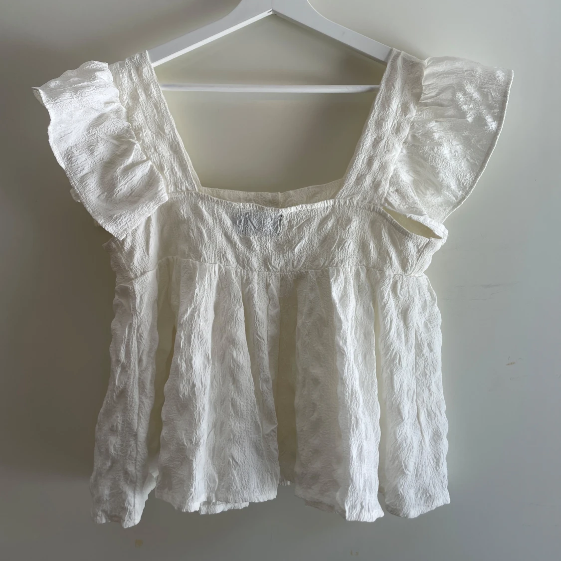 Vit blus med volangärmar - 2
