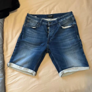 Shorts från Jack and Jones  - Säljer mörkblå shorts från Jack and Jones 