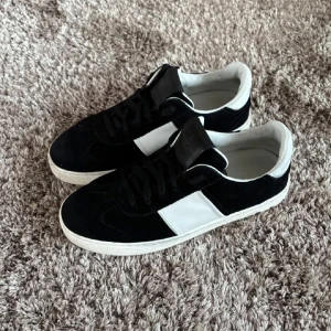 Flycrew Valentino - Väldigt fräscha inte mycket synlighet på användning förutom en nitar som är borta. Strl 36 dam men passar för mig som vanligtvis har 37. Pris går att diskutera vid snabb affär