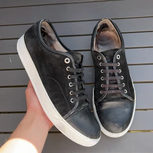  lanvin - Säljer  dessa sjukt feta lanvins🤩 uk12 vilket motsvarar 45-46! Skick6/10! Defekter? Slitna cap toe samt slitna hälar. Endast skorna ingår. Hör av dig vid minsta lila fråga🤩 