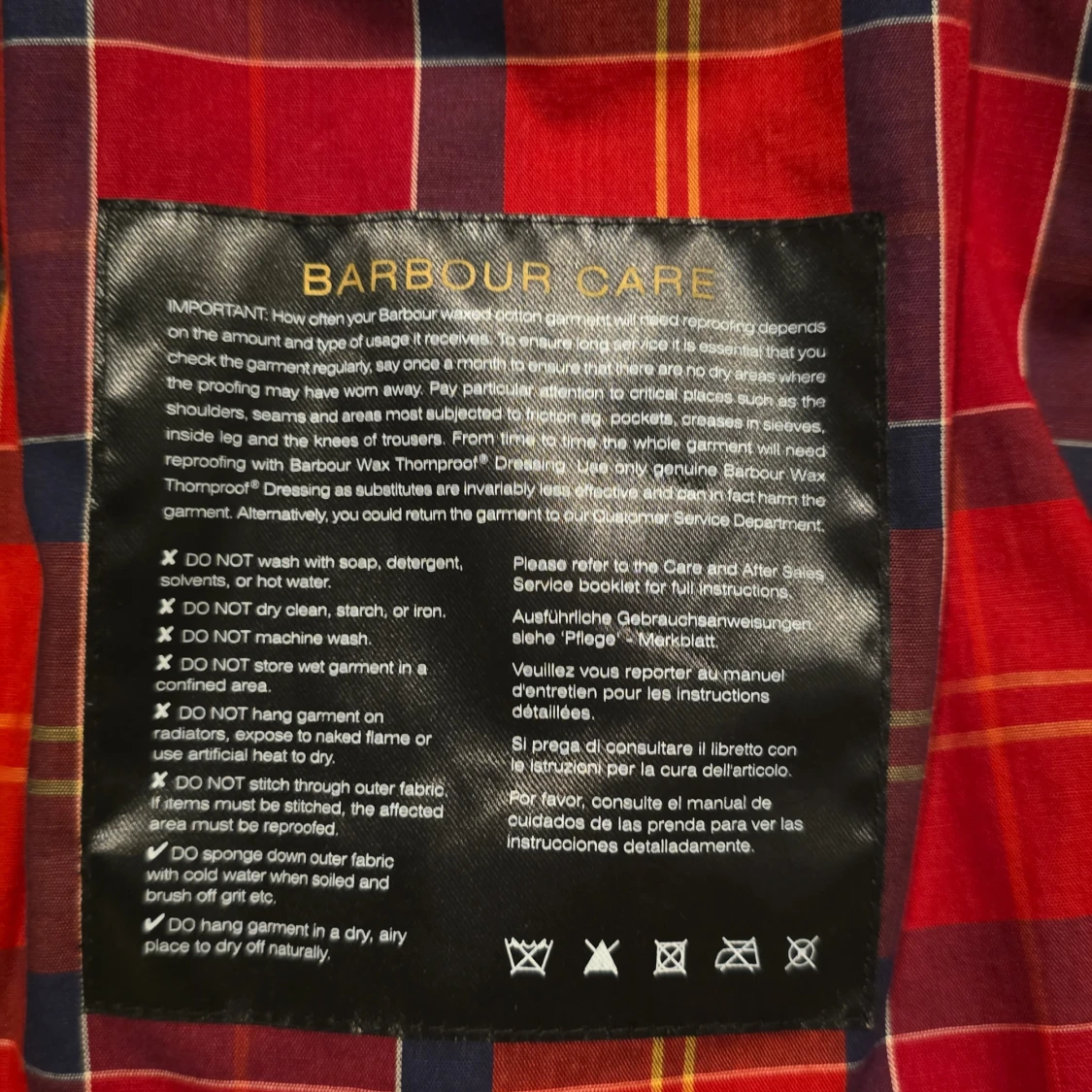 Svart jacka från Barbour med röd-rutigt foder - 2