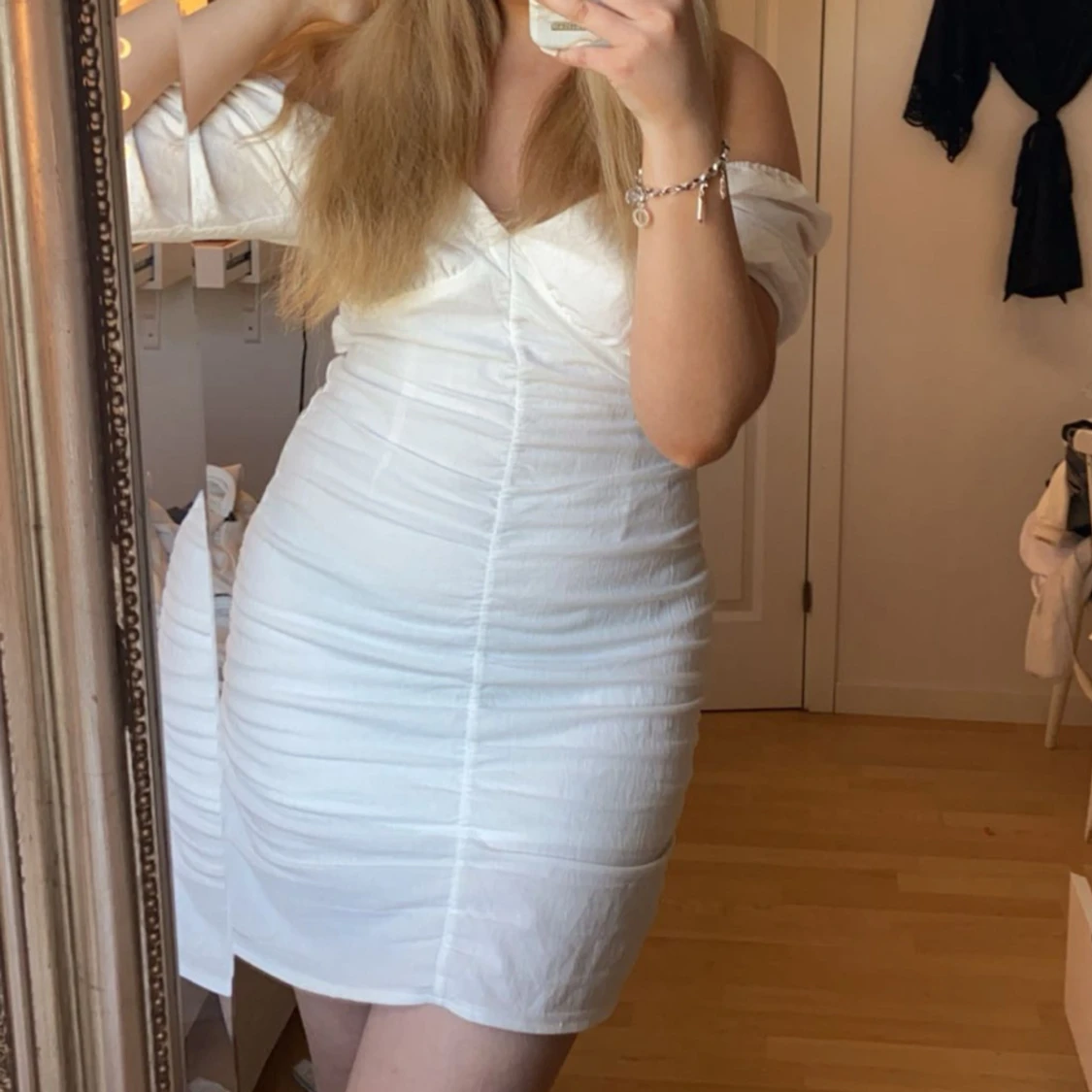 Vit kort omlottklänning med puffärm - 1