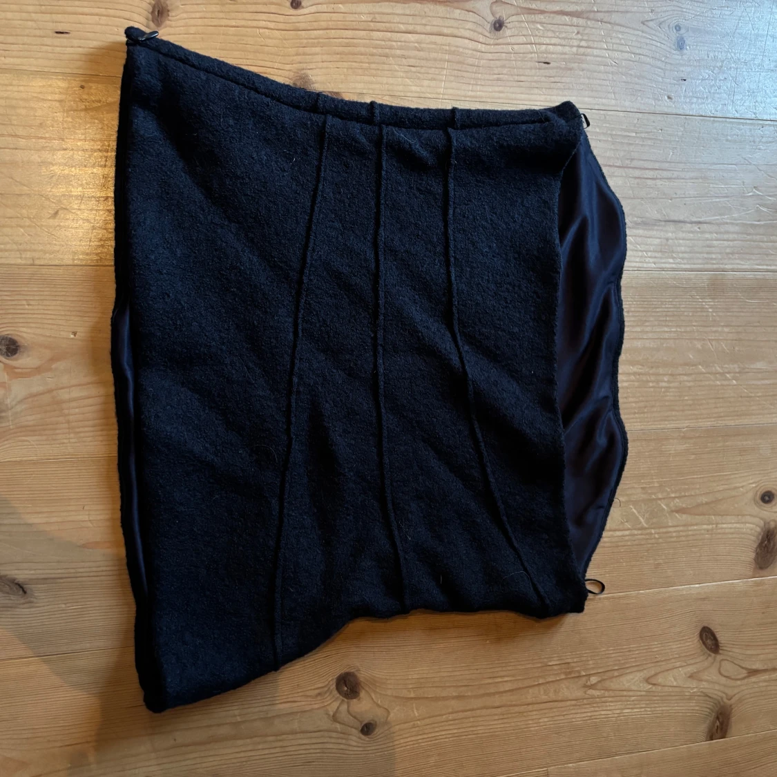 Svart kortkjol i ull - 1