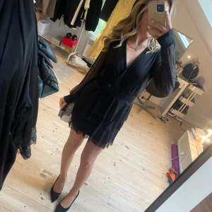 Söt klänning  - Svart gullig volangklänning från gina