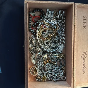 Smycken - Säljer ett packet med smycken som jag inte använder 