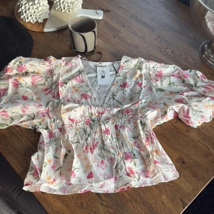 Blommig blus med puffärmar - Populär slutsåld blus från H&M den passar mig som vanligtvis bär s-m i överdelar❤️