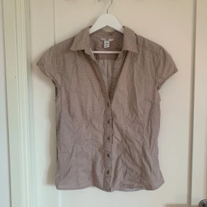 Kortärmad skjorta  - Den är storlek 42 men skulle säga att den sitter som en M 💝