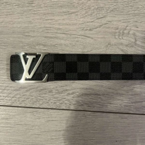 Svart fin bälte - En svart fin bälte, ganska fin och funkar med alla jeans. Priset just nu är 449 (PRISET KAN DISKUTERAS)