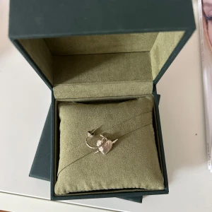 Tuvstarrs heart earring Maria Nilsdotter  - ”Tuvstarrs heart earring” från Maria Nilsdotter, perfekt skick, använt ca 5 gånger. Nypris 1995kr💘box+påse skickas med. 