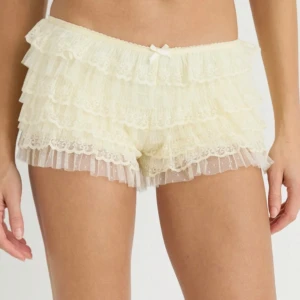 Spetsshorts från Jaded london - Supersöta Spetsshorts från Jaded london! Perfekt för sommarn💕cremefärgade och de är stretchiga så de passar dem flesta💕Nypris:750kr