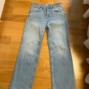 Ljusblå raka jeans från Zara - Säljer ett par ljusblå jeans från Zara i storlek 36. Jeansen har raka ben och klassisk femficksdesign. Perfekta till vardags med en enkel t-shirt eller hoodie.